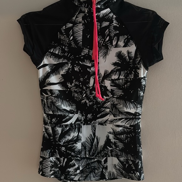 Fabletics Rash Guard Sz Small EUC - Picture 9 of 9